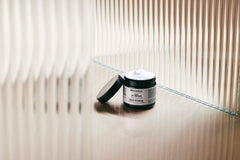 Texture onctueuse de Brickell: application douce et rapide sur le visage.