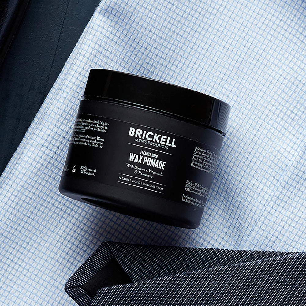 Démonstration avant-coiffage avec Brickell pour style rapide et naturel.