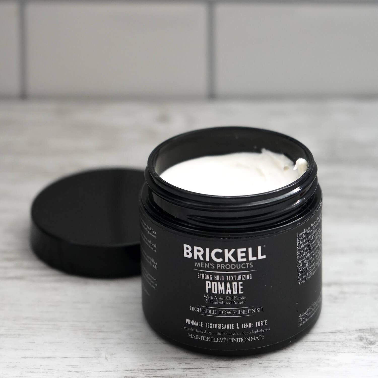 Pommade Brickell pour homme offre contrôle et souplesse au quotidien.