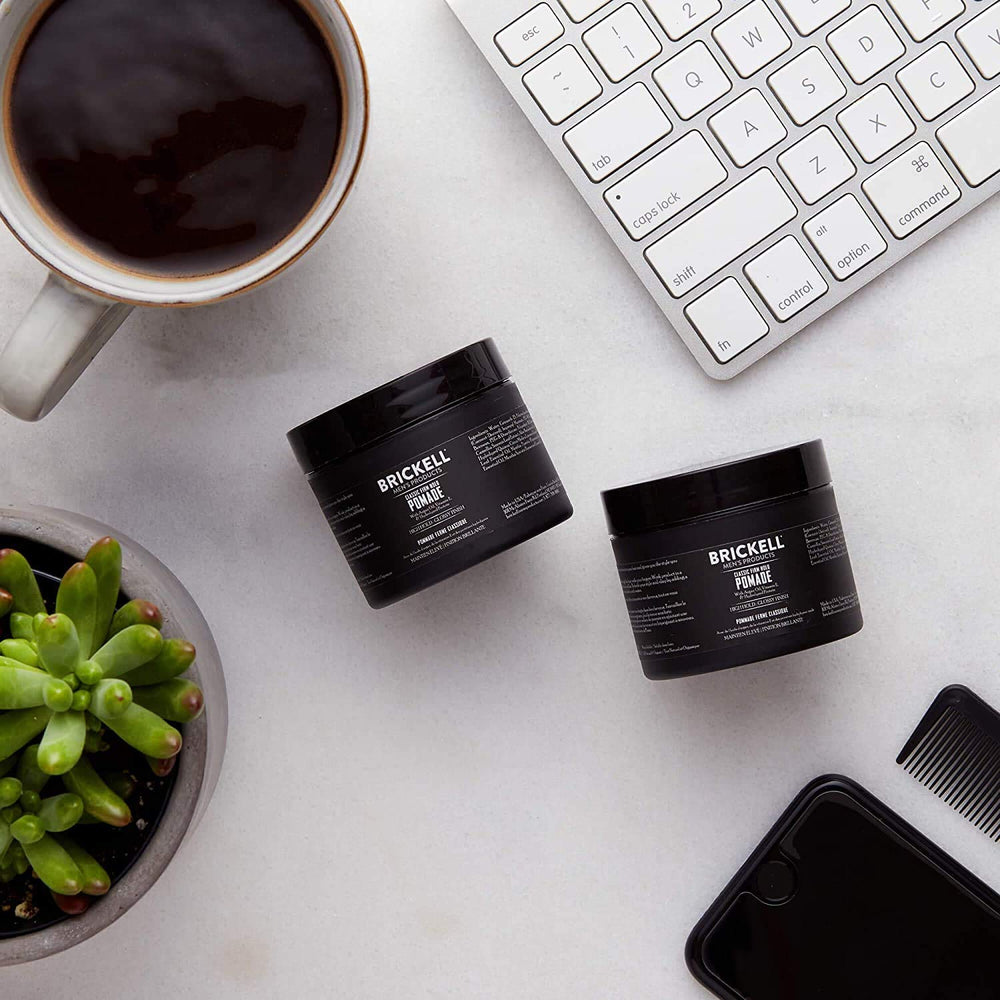 Brickell Pomade Homme Appliquer Facilement pour un style rapide et contrôlé.