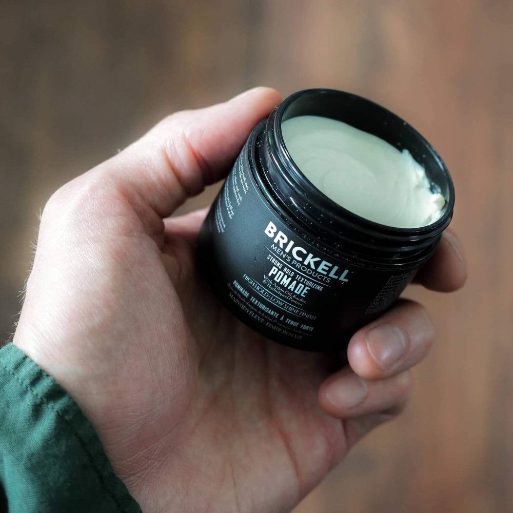 Pommade Brickell pratique pour routine quotidienne des hommes actifs.