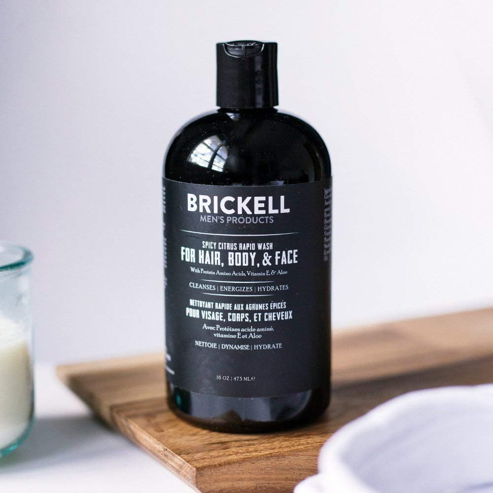 Mousse épaisse de Brickell Rapid Wash, texture agréable pour cheveux et peau.