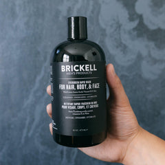 Mousse verte de Brickell Rapid Wash offrant une expérience rafraîchissante du corps et des cheveux.