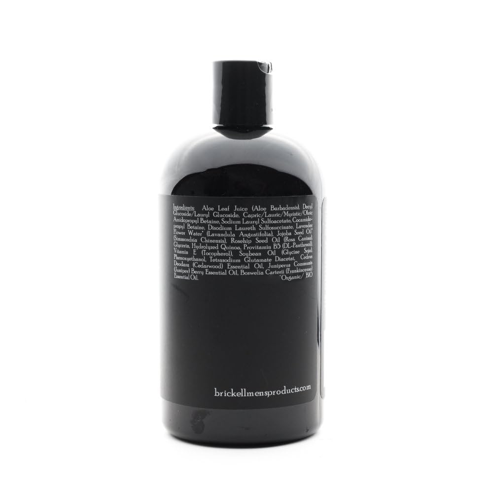 Utilisation sous la douche du gel 3 en 1 Brickell Rapid Wash, pratique tout-en-un.