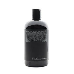 Utilisation sous la douche du gel 3 en 1 Brickell Rapid Wash, pratique tout-en-un.