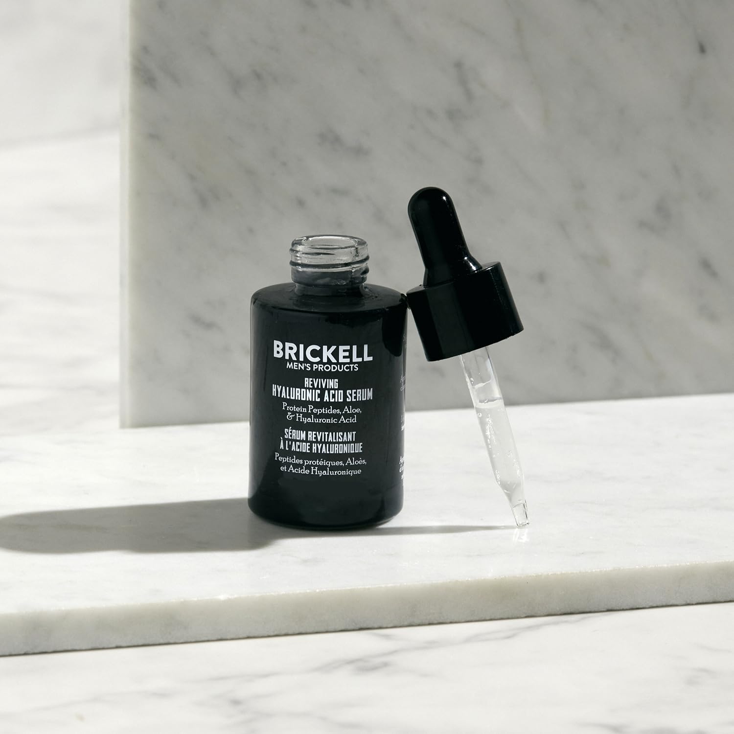Application facile du sérum Brickell sur le visage, absorption rapide.