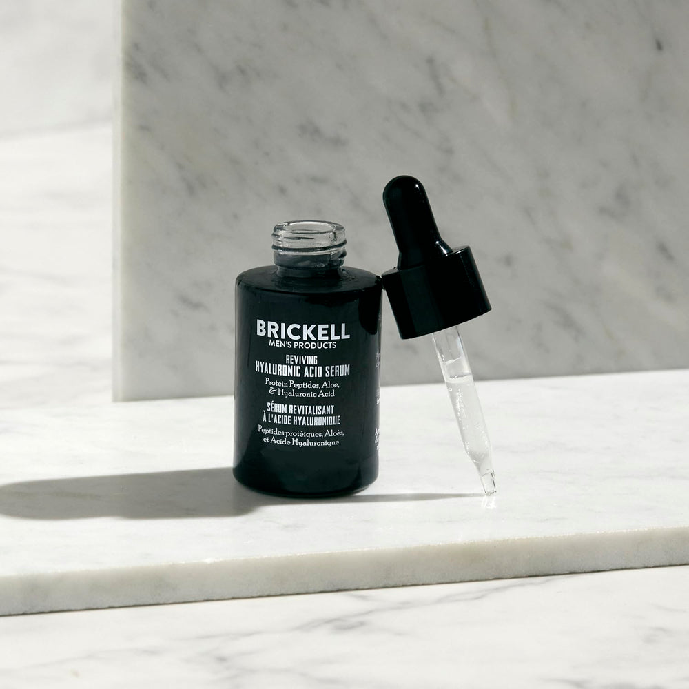 Application facile du sérum Brickell sur le visage, absorption rapide.