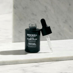 Application facile du sérum Brickell sur le visage, absorption rapide.