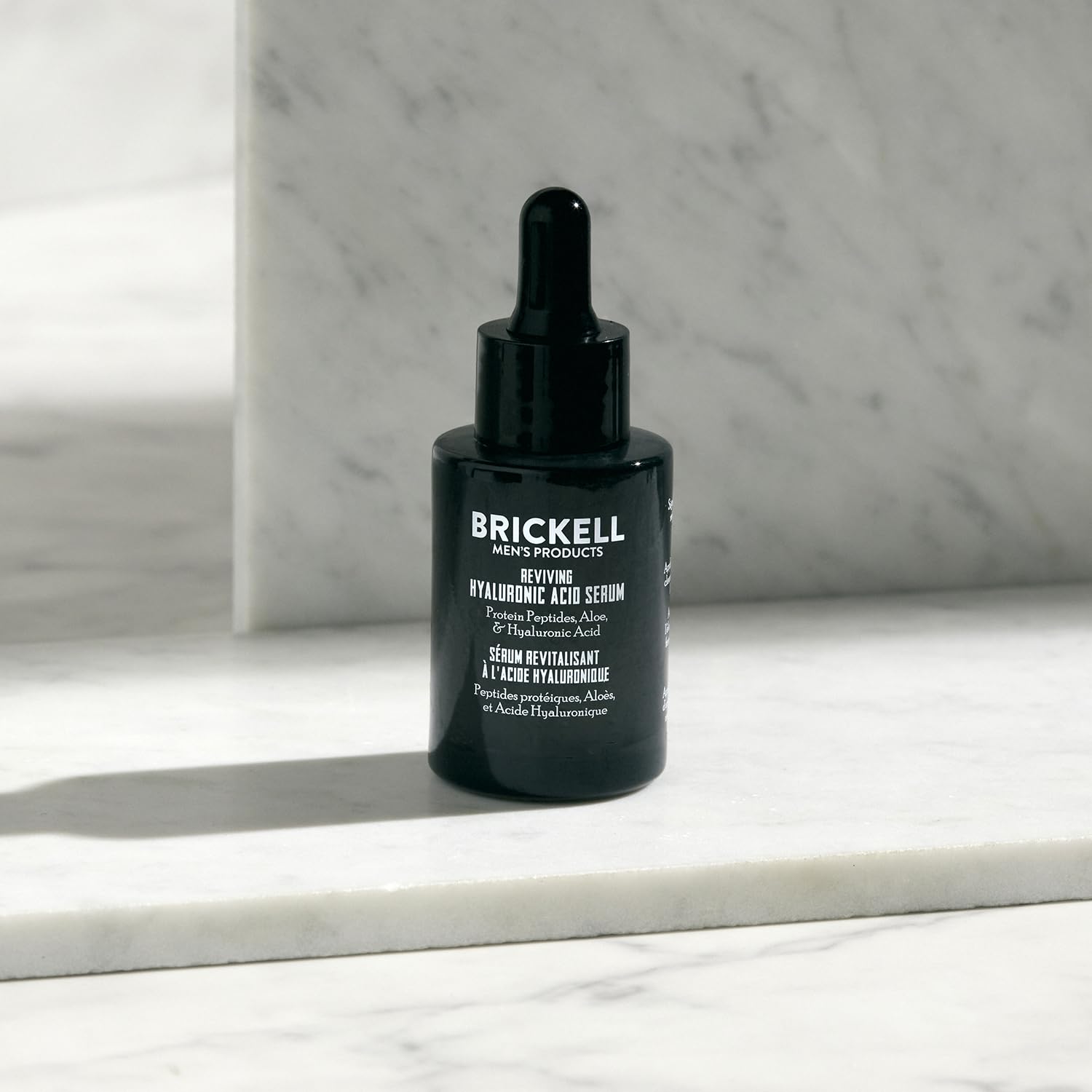 Brickell sérum hyaluronique visage homme, application quotidienne, peau tonifiée et repulpée.