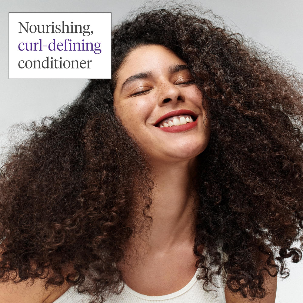 Application naturelle du soin sur cheveux mouillés pour lisser et hydrater.