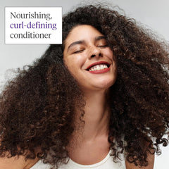 Application naturelle du soin sur cheveux mouillés pour lisser et hydrater.