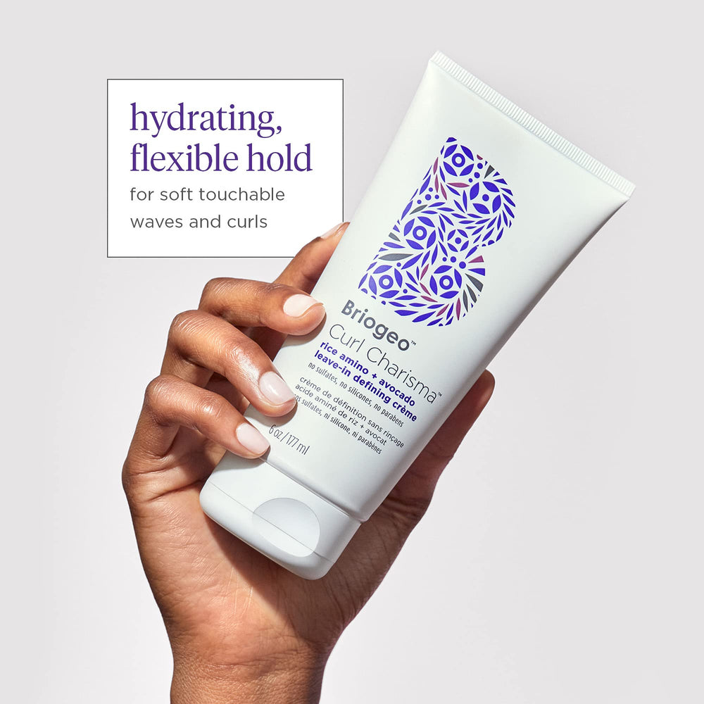Application Briogeo Curl Charisma sur cheveux humides pour définir les boucles.