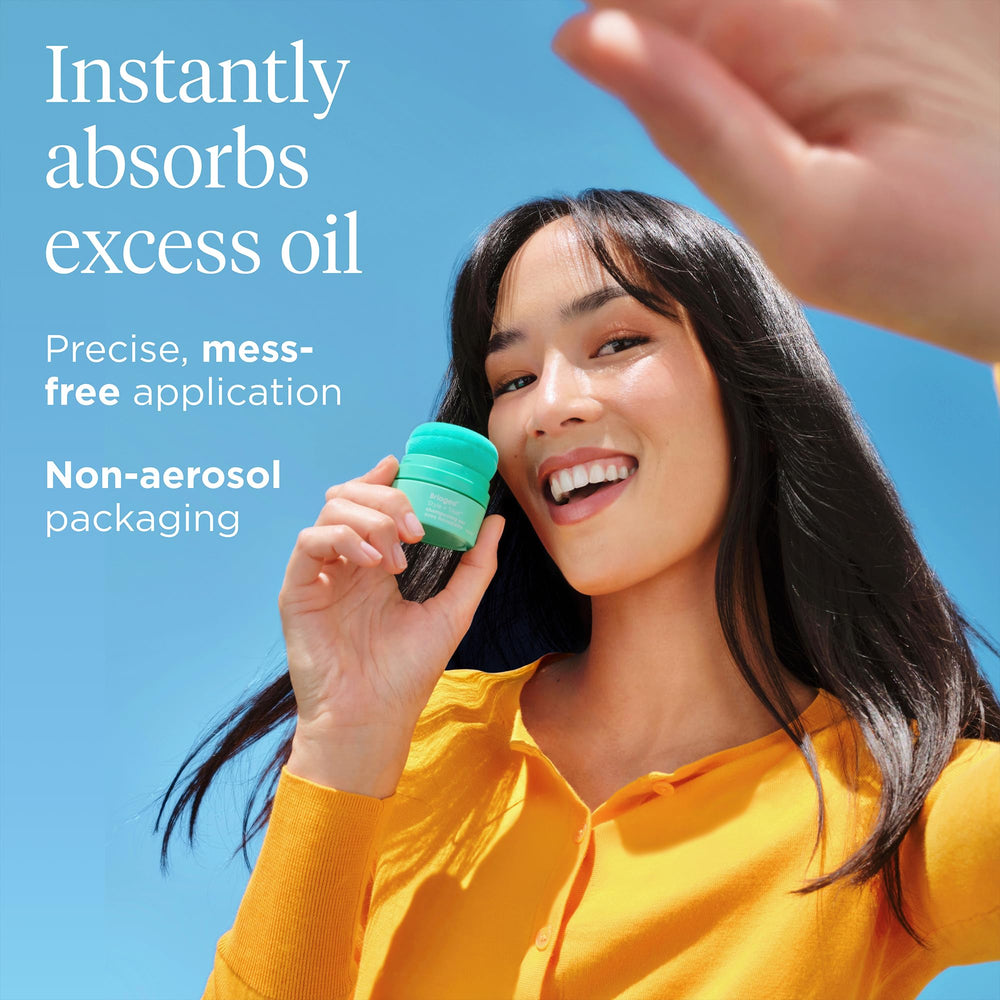 Retouche rapide entre lavages avec Briogeo Style & Treat Dry Shampoo Puff.