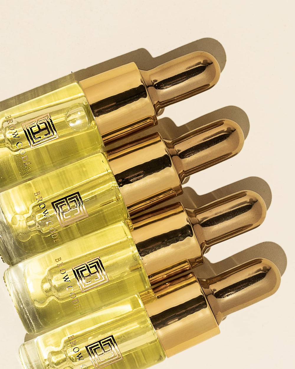 Ingrédients naturels Brow Code GOLD pour un soin ciblé des sourcils.