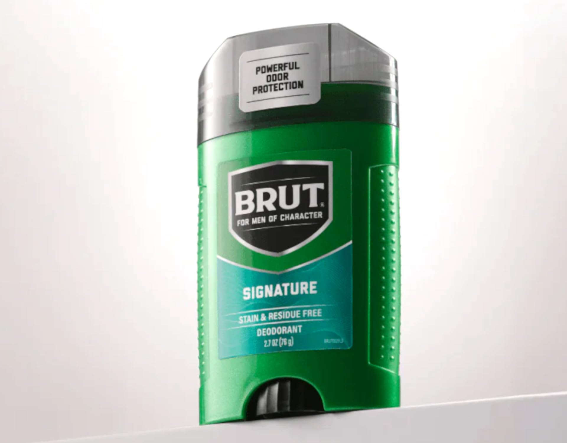 Brut Déodorant Signature – application sous les aisselles pour une protection discrète.