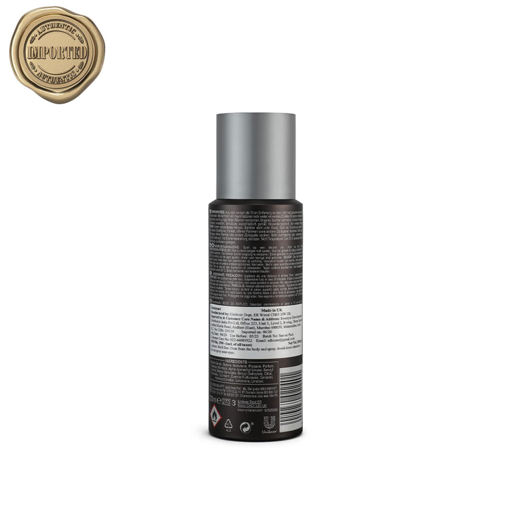 Brut Musk Déodorant en spray appliqué sur le poignet pour une fragrance légère.