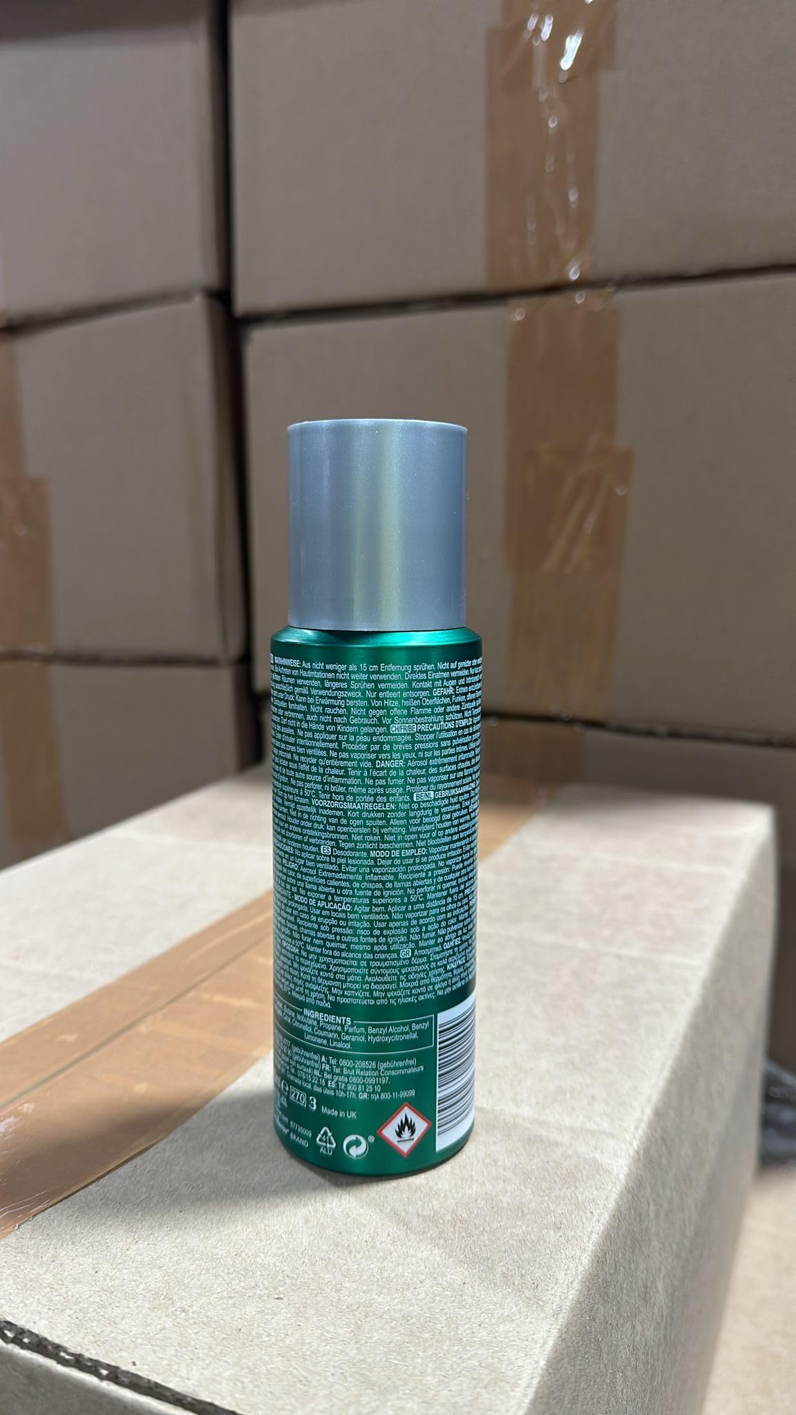 Utilisation du spray Brut Original pour une application rapide et efficace.