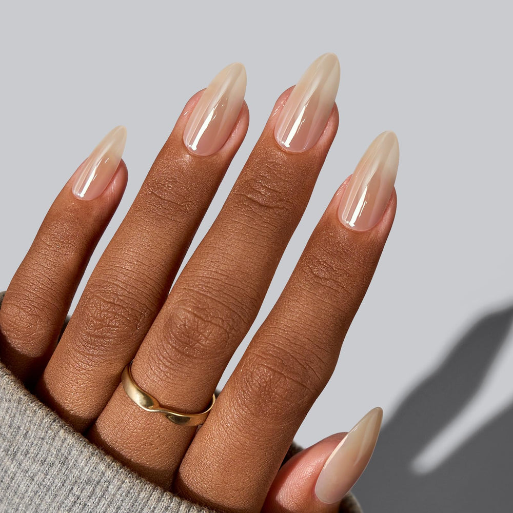 Colle à ongles incluse pour fixation simple et rapide.