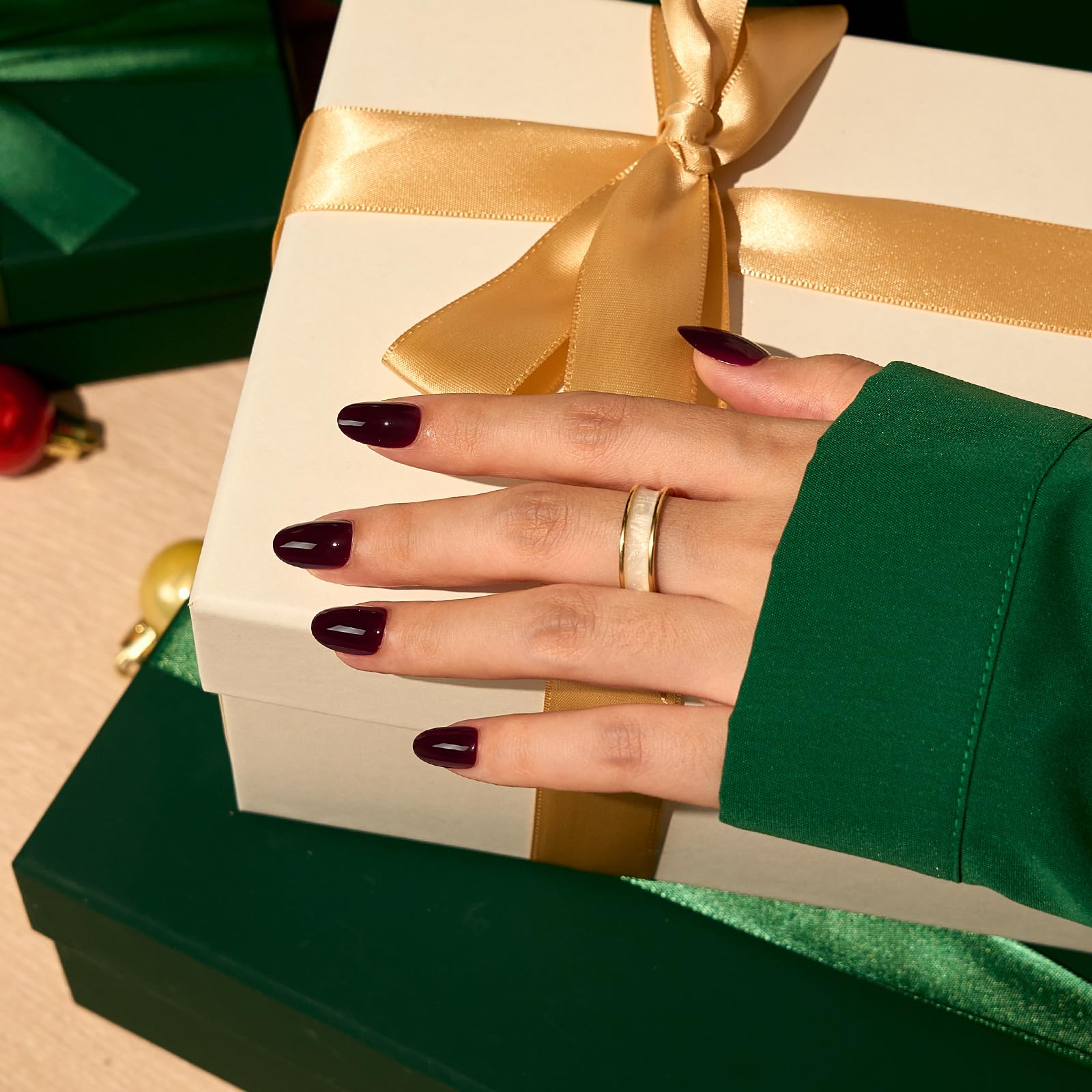 BTArtbox ongles adhesifs court rouge fonce, fini brillant et tenue elegante.