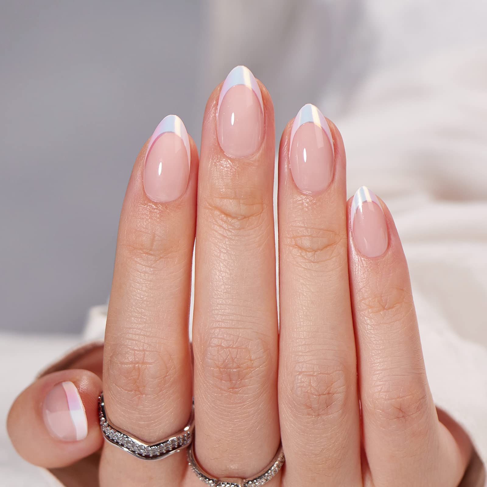 Ongles BTArtbox, tip blanc amande court, allure naturelle et élégante.