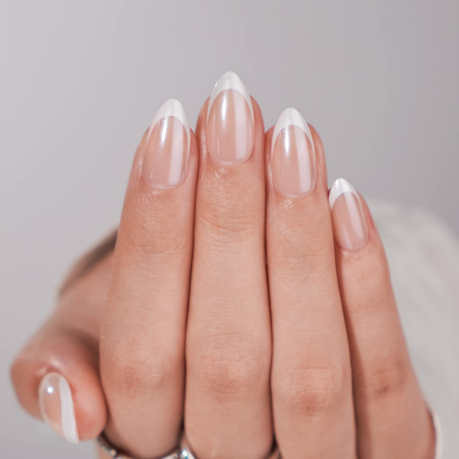 BTArtbox ongles à pointe française blancs amande moyen, allure élégante et naturelle.