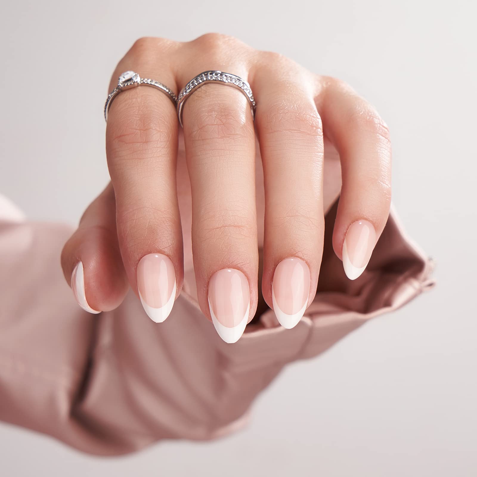 BTArtbox Ongles Short Amande avec pointe française blanche et fini lisse.