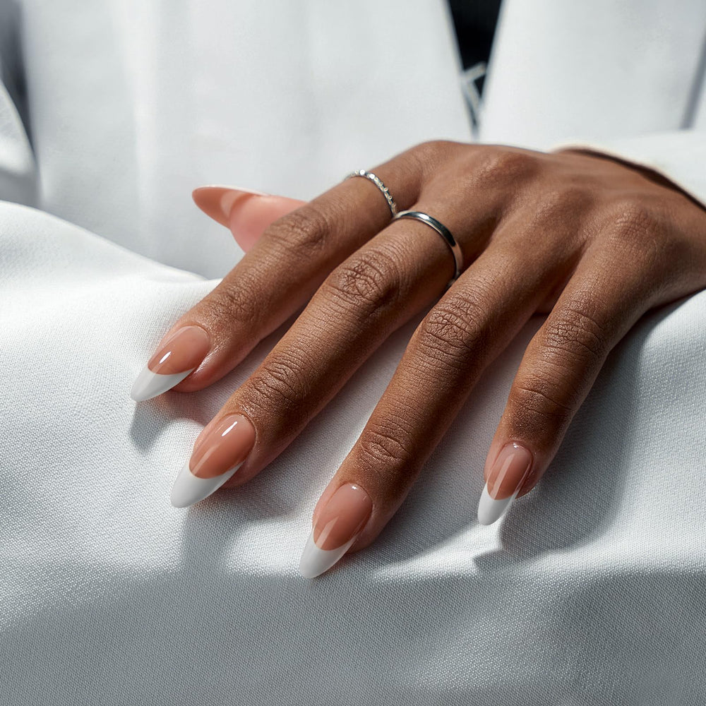 BTArtboxnails: ongles press-on brun amande moyen, pose simple et efficace.