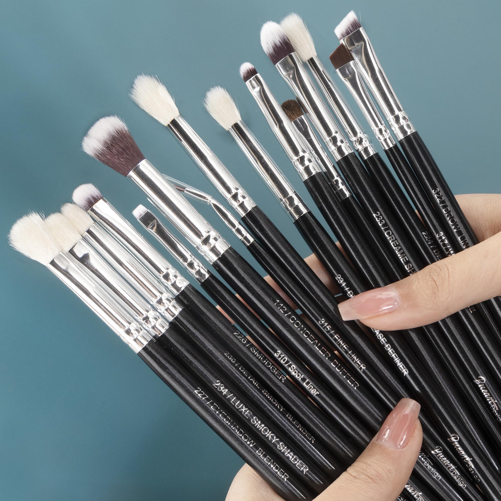 Pinceaux synthétiques Bueart Design adaptés aux crèmes et liquides pour une finition nette.