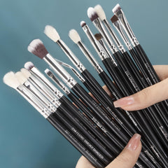 Pinceaux synthétiques Bueart Design adaptés aux crèmes et liquides pour une finition nette.
