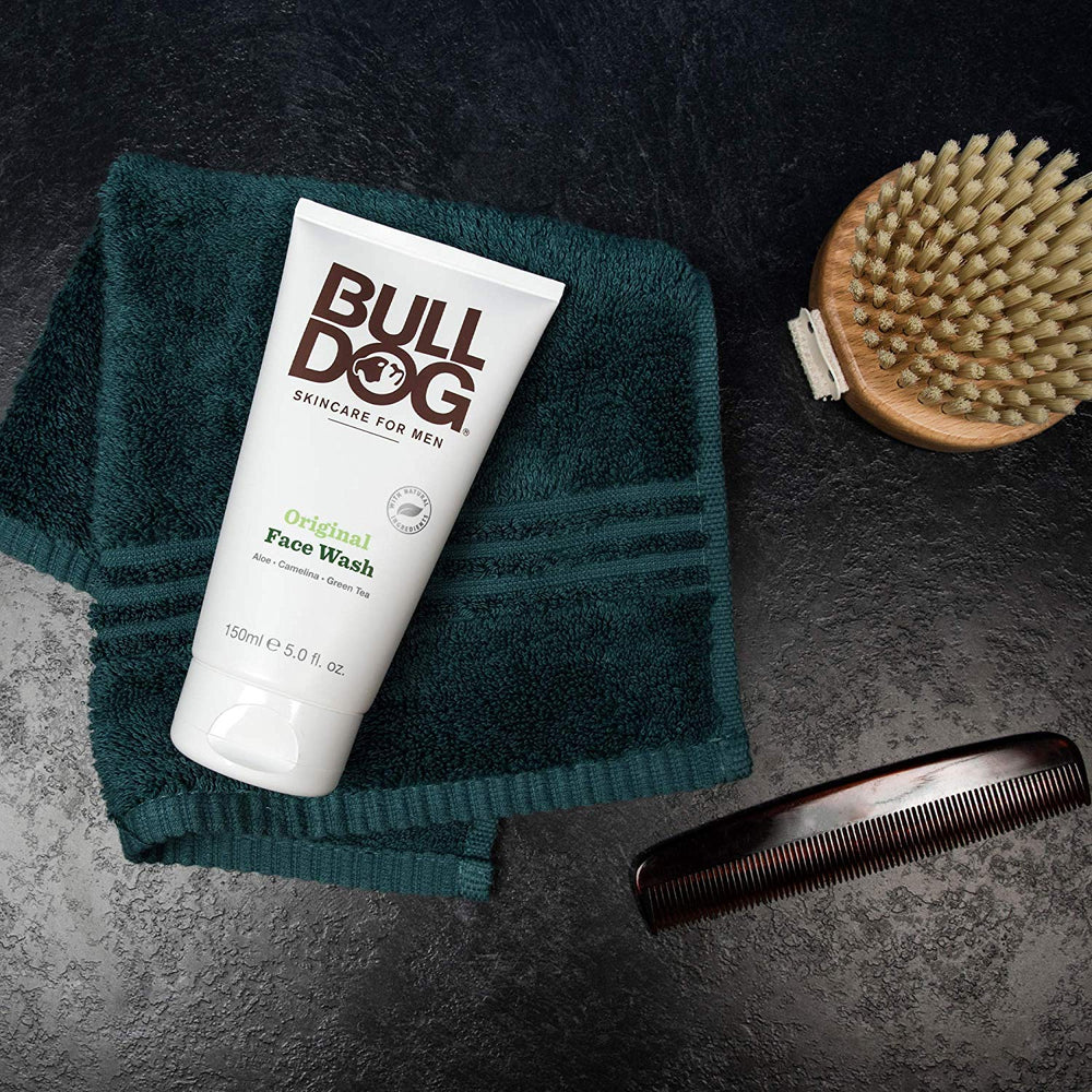 Bulldog Gel Nettoyant Visage Original — thé vert pour un teint frais et tonifié.