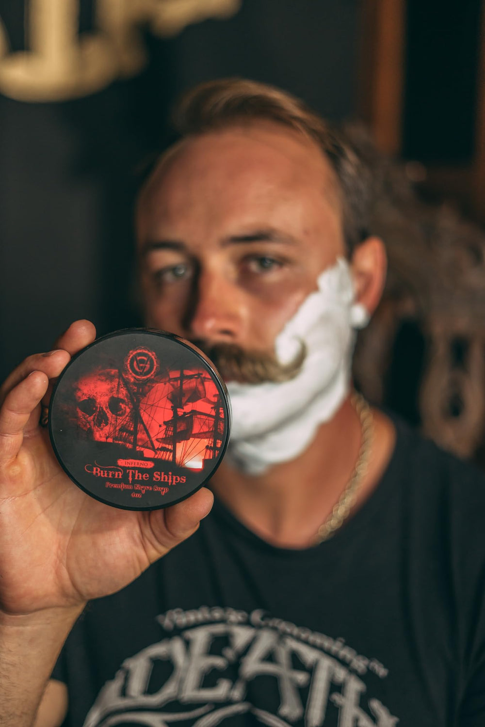 Application de la crème Inferno Burn The Ships avec une brosse