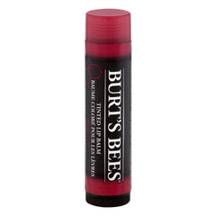 Application du baume Burt's Bees teinté rose sur les lèvres.