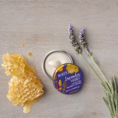 Application douce sur les lèvres, soin rapide Burt's Bees.