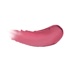 Application douce du stick sur les lèvres et les joues.