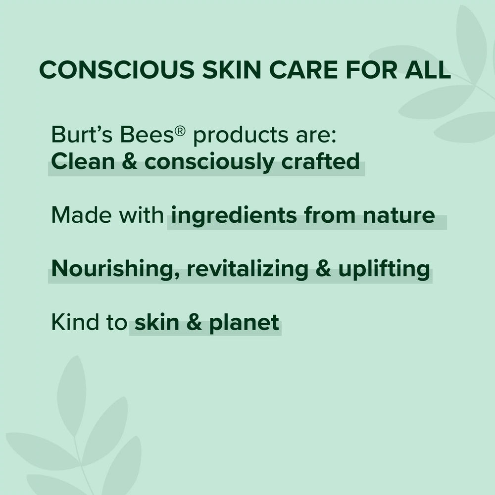 Gros plan: application douce du baume Burt's Bees sur les lèvres.