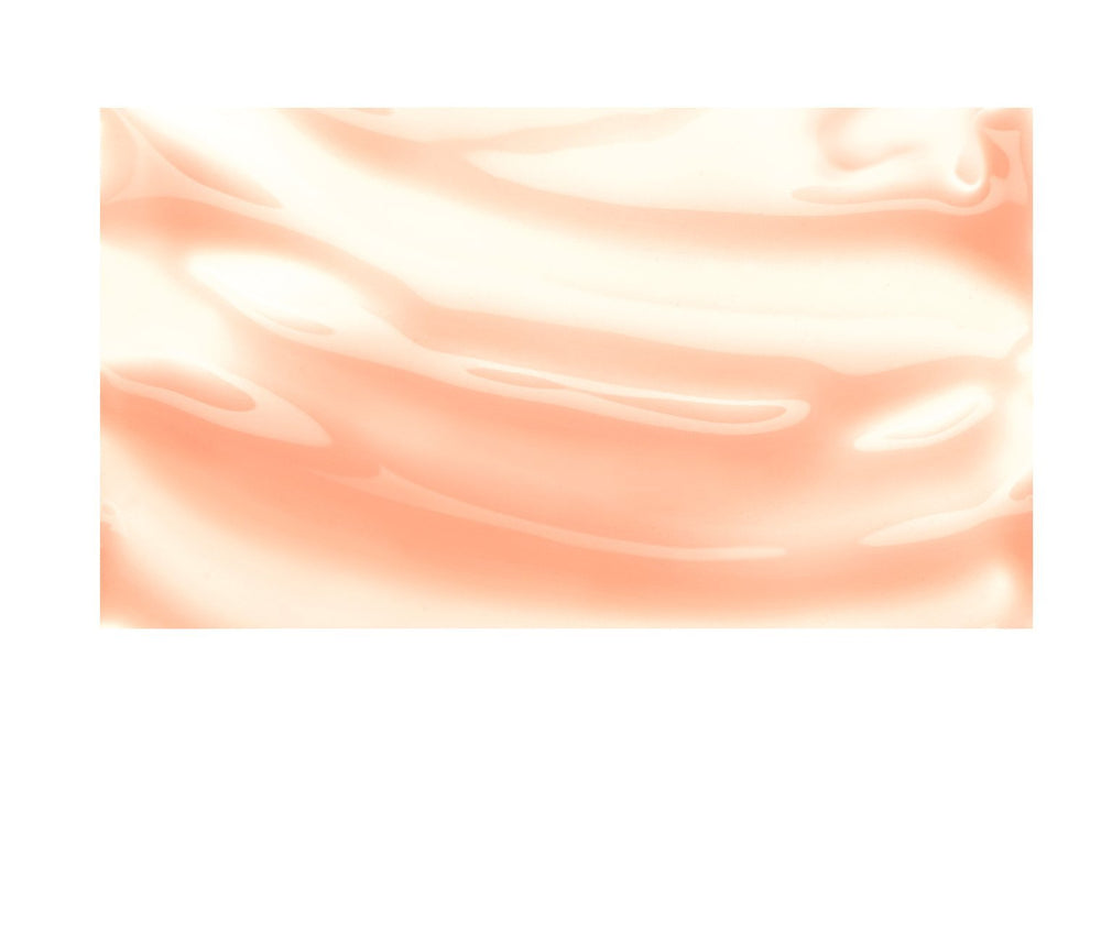 Application du brillant Burt's Bees Peachy sur les lèvres pour une couleur légère et nourrissante.