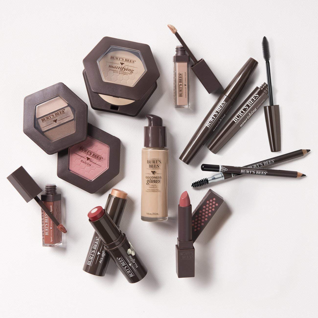 Mascara Burt's Bees offre couleur riche et définition naturelle.