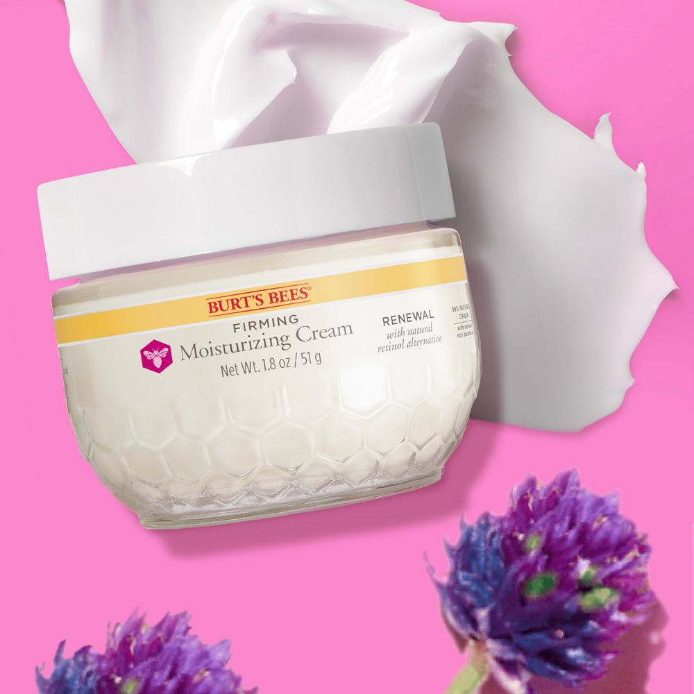 Crème Burt's Bees Renewal Firming appliquée sur visage et cou.