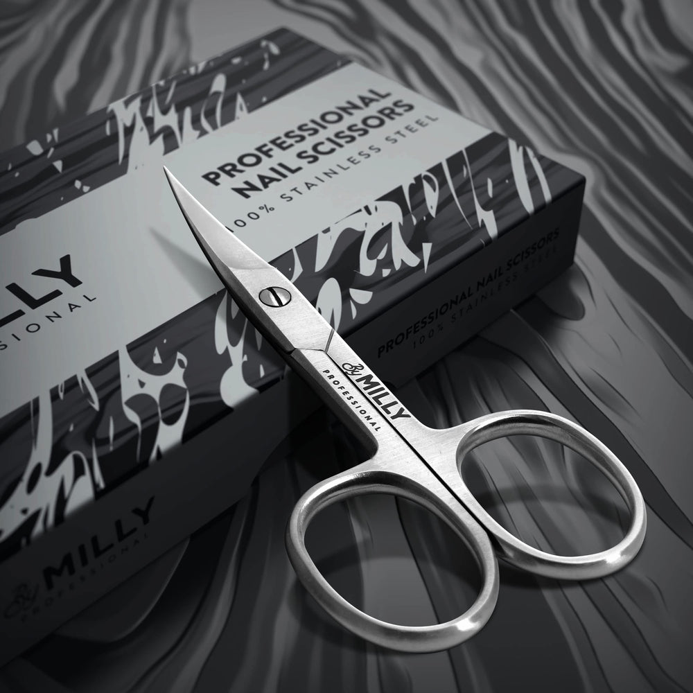 Ciseaux By MILLY avec lame incurvée et pointe fine pour contours des ongles.