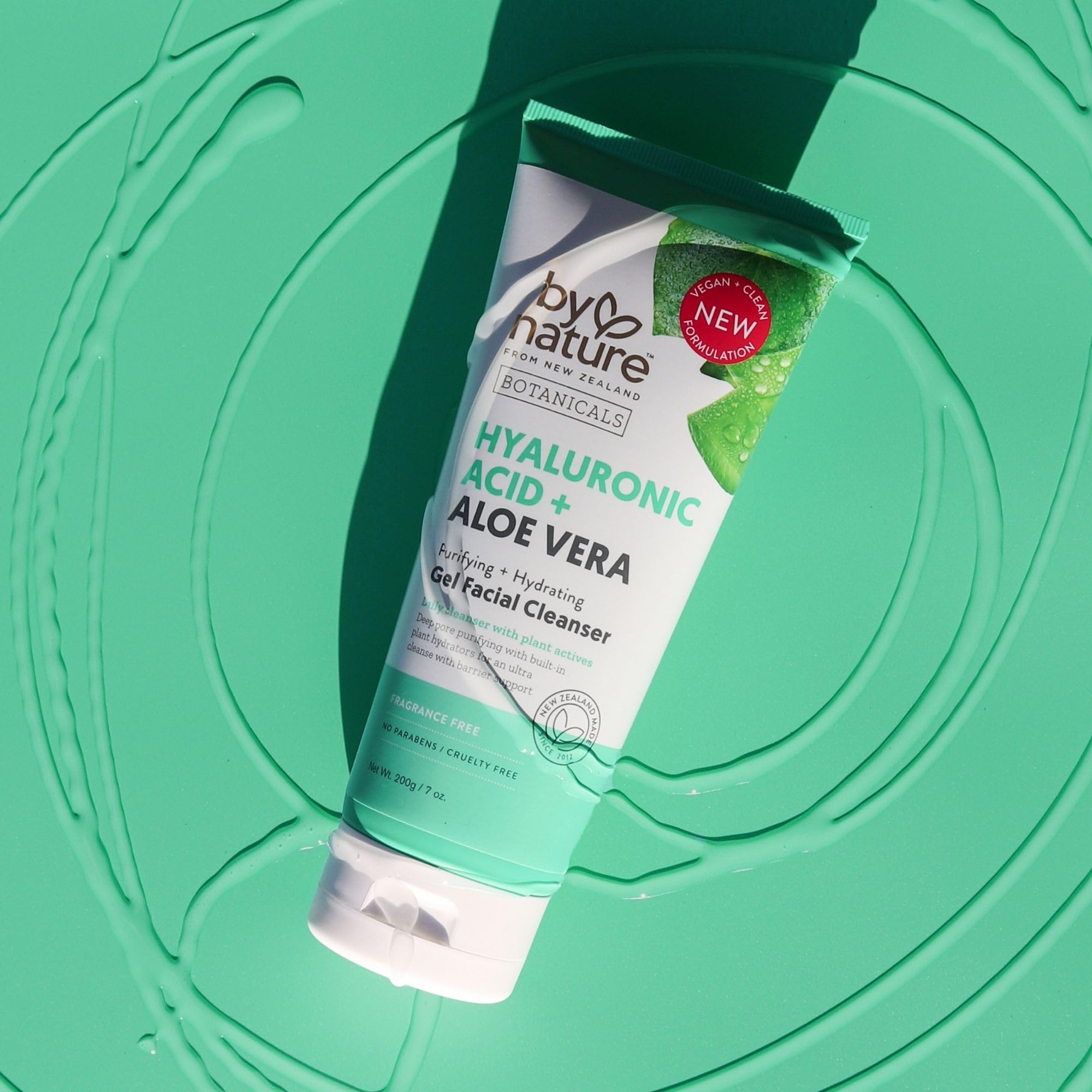 By Nature: application sur visage humide pour une mousse légère.