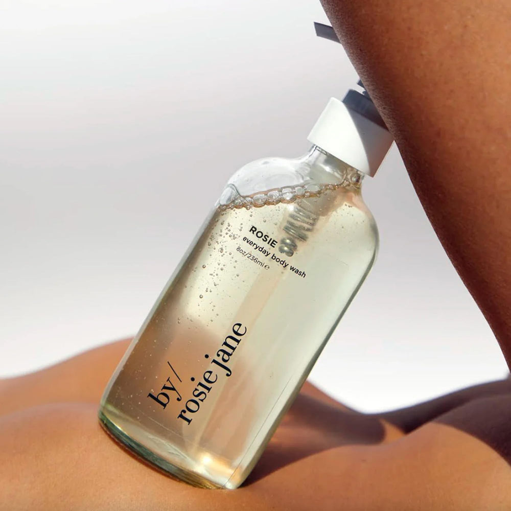 Flacon By Rosie Jane Rosie prêt pour une routine douche rafraîchissante.