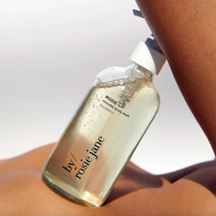 Flacon By Rosie Jane Rosie prêt pour une routine douche rafraîchissante.