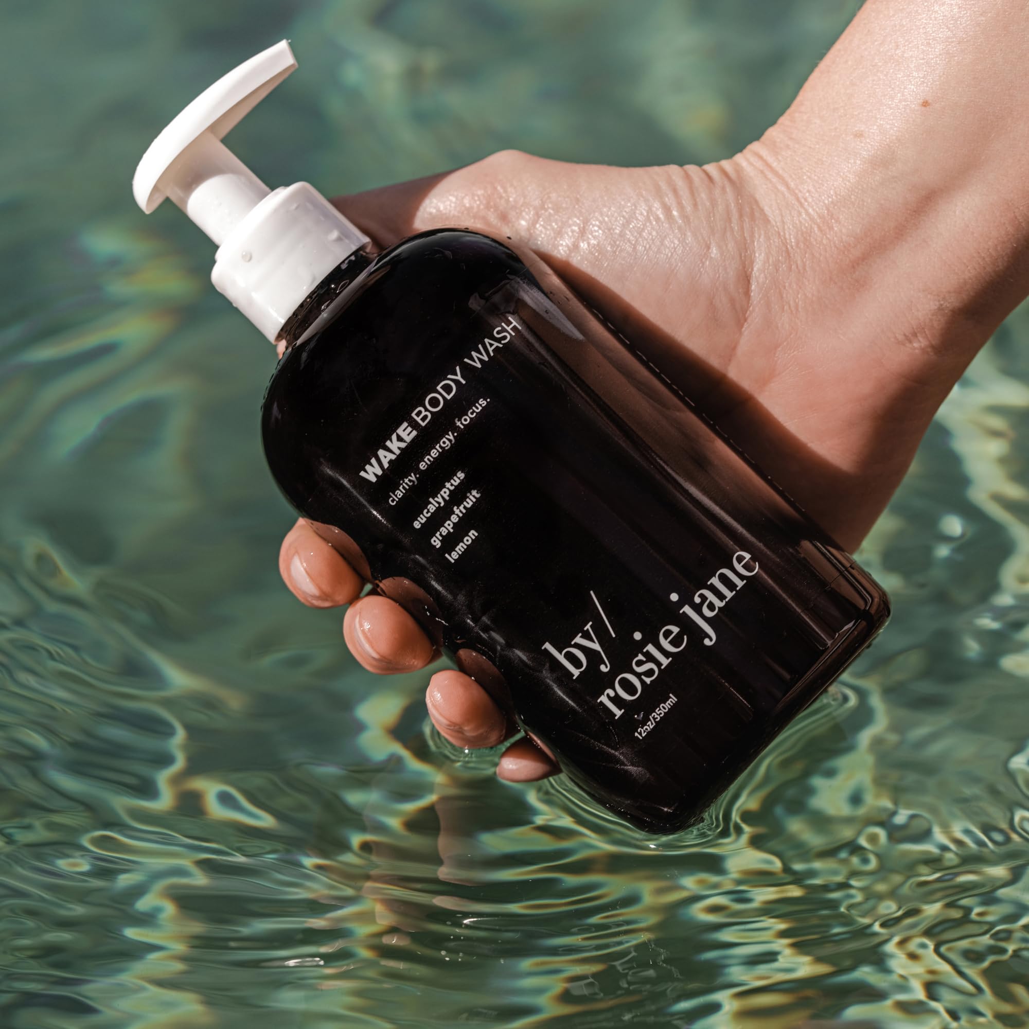 Wake sans parabenes et sulfates, respectueux d’une routine douce.