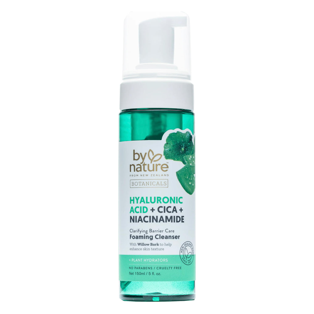 By Nature Mousse Nettoyante acide hyaluronique et Cica – bouteille prête à hydrater.