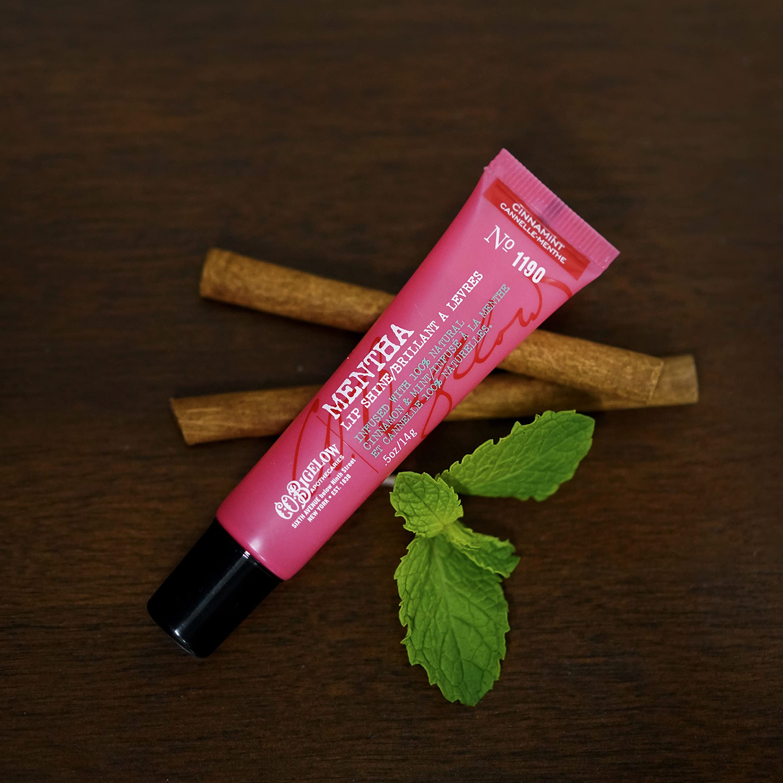 Ingrédients naturels avec menthe poivrée et cannelle pour hydrater les lèvres.