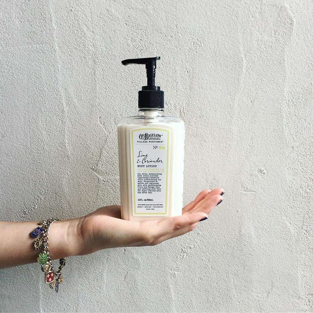 Parfum durable qui accompagne la peau sans être agressif.