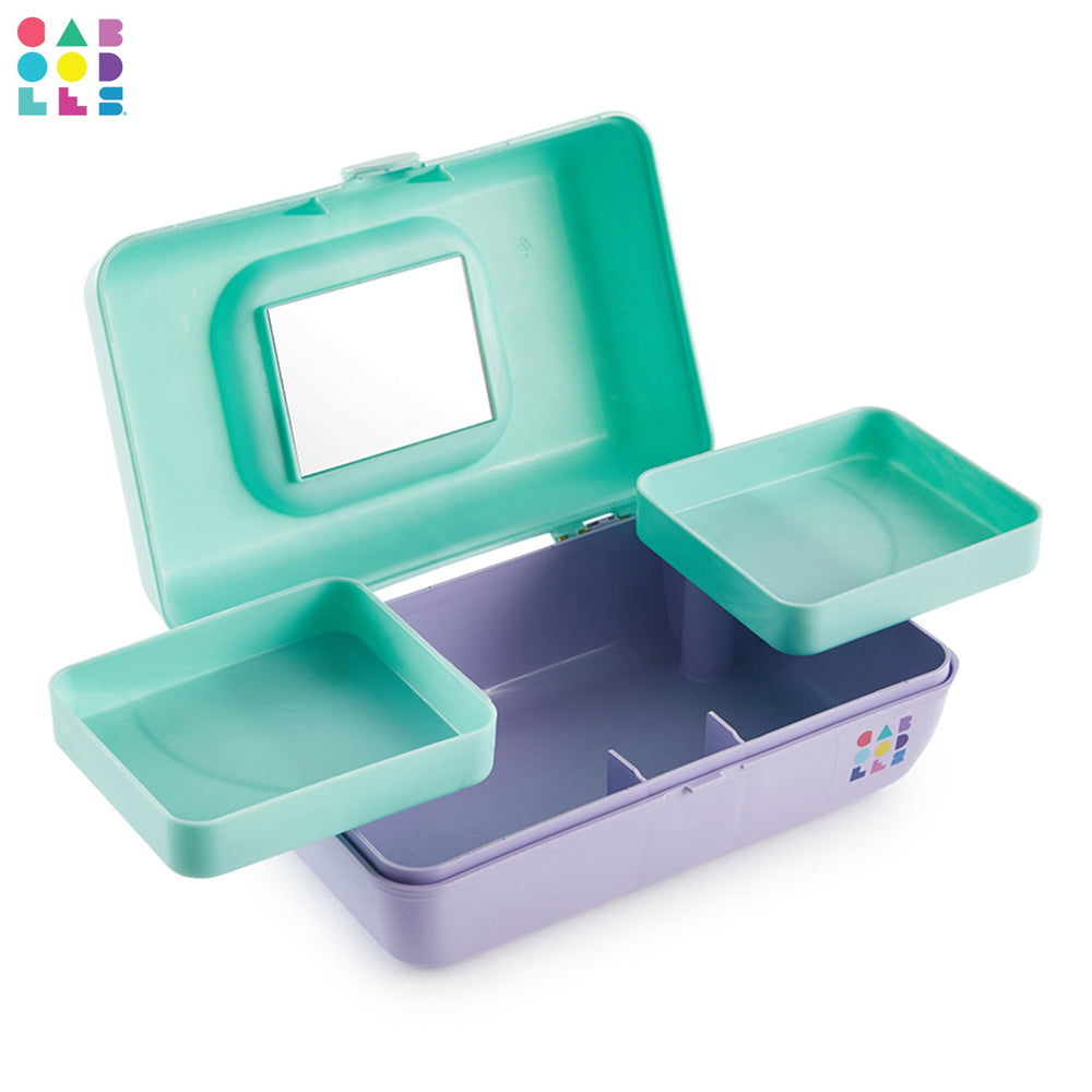 Caboodles Pretty in Petite plastique dur garantissant une utilisation durable en déplacement.