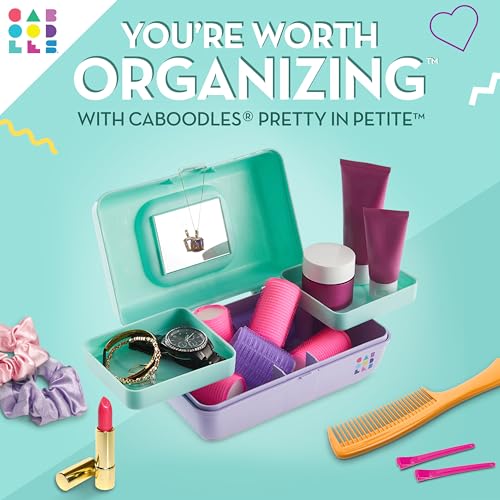 Caboodles Pretty in Petite tablettes tournantes doubles facilitant l’organisation.