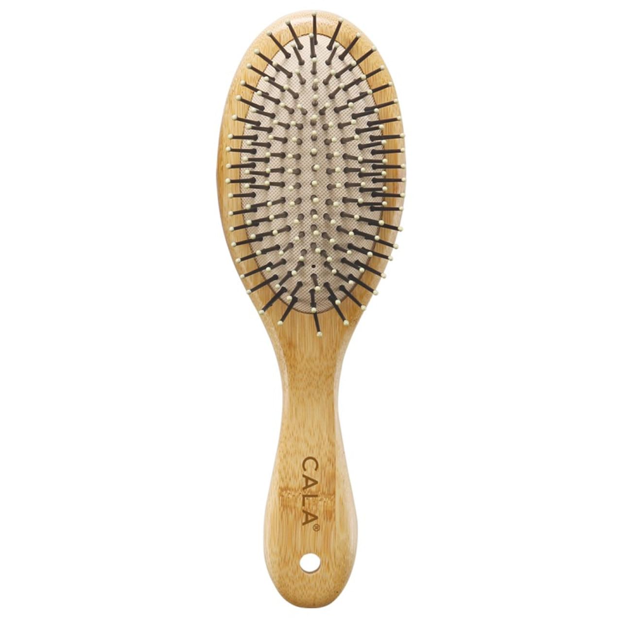 Brosse Cala Oval en bambou démêle et lisse les cheveux avec douceur