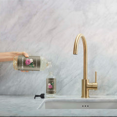 Caldrea Savon Mains Rosewater Driftwood – mousse riche pour les mains.
